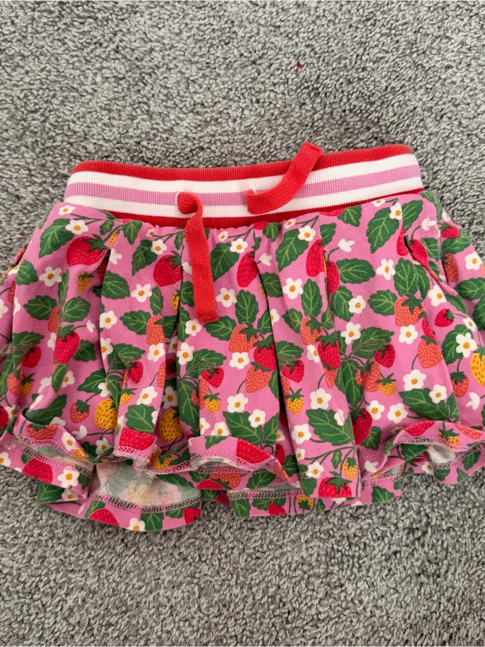 Mini Boden strawberry skirt/skort in size 2-3Y